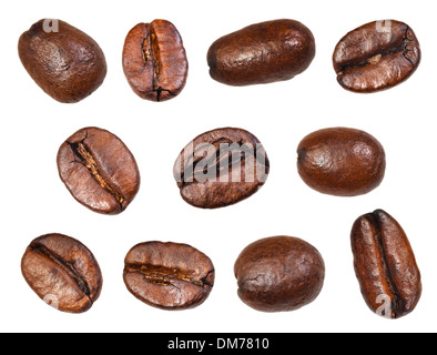 Ensemble de grains de café torréfiés isolé sur fond blanc Banque D'Images