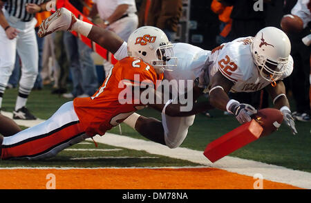 Oct 29, 2005 ; Stillwater, OK, USA ; NCAA Football : Texas suivi verso Selvin Young reçoit la balle sur le pylône pour ce qui serait un score, mais il est rappelé dans une exploitation de mort dans la première moitié Samedi, 29 octobre 2005 à Boone Pickens Stadium. L'OSU Calvin Mickens défend sur le jeu. Crédit obligatoire : Photo par Bahram Mark Sobhani/San Antonio Express-News/ZUMA Press. (©) Copie Banque D'Images