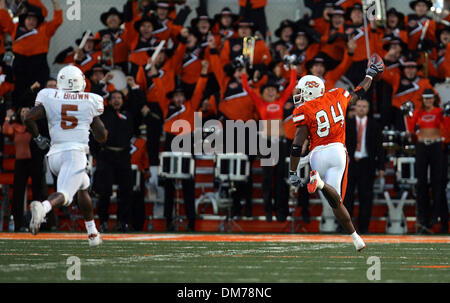 Oct 29, 2005 ; Stillwater, OK, USA ; NCAA Football : OSU receveur d'Juan Woods scores sur un quatrième vers le bas jouer devant UT defender Tarell Brown dans la première moitié samedi à Boone Pickens Stadium. Crédit obligatoire : Photo par Bahram Mark Sobhani/San Antonio Express-News/ZUMA Press. (©) Copyright 2005 par San Antonio Express-News Banque D'Images