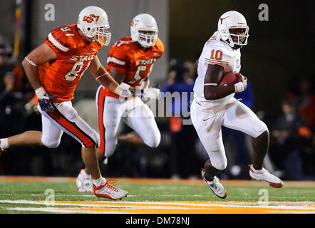 Oct 29, 2005 ; Stillwater, OK, USA ; NCAA Football : Vince Young s'enfuit de Jerry Don Bray (81) sur une course dans la deuxième moitié samedi à Boone Pickens Stadium. Les jeunes se précipita pour 267 verges et deux touchés sur 21 porte. UT A OSU 35-0 dans la deuxième moitié, pour en revenir à win, 47-28. Crédit obligatoire : Photo par Bahram Mark Sobhani/San Antonio Express-News/ZUMA Press. (©) Copyr Banque D'Images