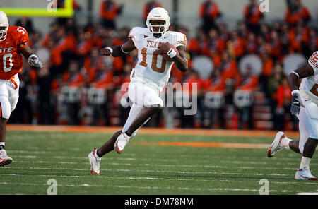 Oct 29, 2005 ; Stillwater, OK, USA ; NCAA Football : Vince Young s'exécute en wide open les lacunes dans la seconde moitié Samedi, 29 octobre 2005 à Boone Pickens Stadium. Les jeunes se précipita pour 267 verges et deux touchés sur 21 porte. UT A OSU 35-0 dans la deuxième moitié, pour en revenir à win, 47-28. Crédit obligatoire : Photo par Bahram Mark Sobhani/San Antonio Express-News/ZUMA Press. (©) Copyright Banque D'Images