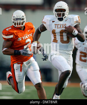 Oct 29, 2005 ; Stillwater, OK, USA ; NCAA Football : Vince Young s'enfuit de l'OSU Rodrick Johnson sur une course dans la première moitié samedi à Boone Pickens Stadium. Les jeunes se précipita pour 267 verges et deux touchés sur 21 porte. UT A OSU 35-0 dans la deuxième moitié, pour en revenir à win, 47-28. Crédit obligatoire : Photo par Bahram Mark Sobhani/San Antonio Express-News/ZUMA Press. (©) Copyr Banque D'Images