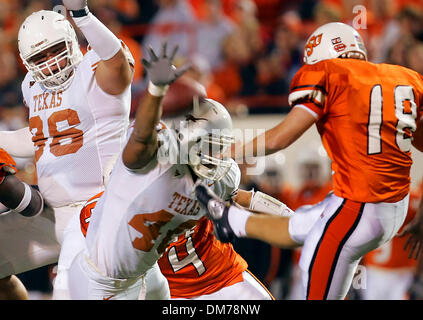 Oct 29, 2005 ; Stillwater, OK, USA ; NCAA Football : les joueurs des équipes spéciales du Texas Robert Killebrew (40) et Derek Lokey (96) briser pour renverser un punt par l'OSU Matt Fodge dans la seconde moitié samedi à Boone Pickens Stadium. UT A OSU 35-0 dans la deuxième moitié, pour en revenir à win, 47-28. Crédit obligatoire : Photo par Bahram Mark Sobhani/San Antonio Express-News/ZUMA Press. (©) Copie Banque D'Images