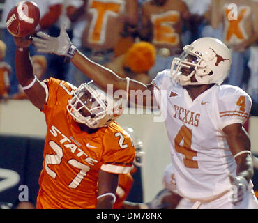 Oct 29, 2005 ; Stillwater, OK, USA ; NCAA Football : OSU defender Calvin conseils Mickens le ballon loin de l'UT Limas Sweed sur une tentative de conversion de deux points au deuxième semestre samedi à Boone Pickens Stadium. UT A OSU 35-0 dans la deuxième moitié, pour en revenir à win, 47-28. Crédit obligatoire : Photo par Bahram Mark Sobhani/San Antonio Express-News/ZUMA Press. (©) Copyright 2005 by Sa Banque D'Images