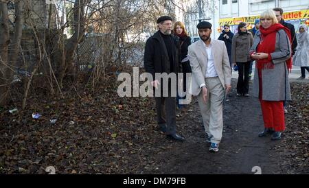 Vice-président du Bundestag allemand le parlement Claudia Roth (les Verts) visites avec l'Amir et fédéral président de la communauté musulmane Ahmadiyya en Allemagne, Abdullah Uwe Wagishauser (L), et Rashid Nawaz (C) le site de construction d'une nouvelle mosquée à Leipzig, Allemagne, 12 décembre 2013. Roth a visité le site de la construction après les attaques xénophobes sur le site. Photo : Peter Endig/dpa Banque D'Images