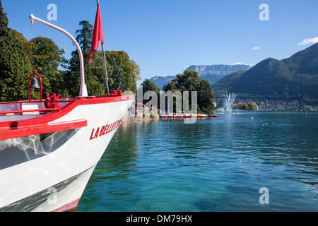 Proue d'un blanc et rouge en bateau touristique sur le lac d'Annecy, Savoie, France Banque D'Images