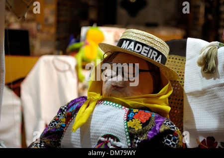 Madère au Portugal. Une personne âgée à la mannequin dans une vitrine dans la ville de Funchal. Banque D'Images