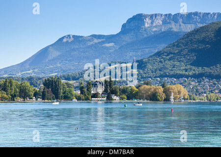 Vue sur le lac et l'Imperial Palace Hotel, Le Lac d'Annecy, Savoie, France Banque D'Images