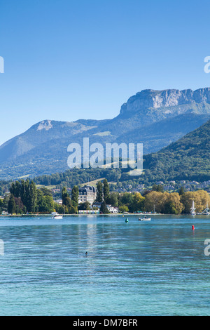 Vue sur le lac et l'Imperial Palace Hotel, Le Lac d'Annecy, France Banque D'Images