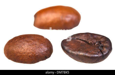 Trois grains de café torréfiés isolé sur fond blanc Banque D'Images