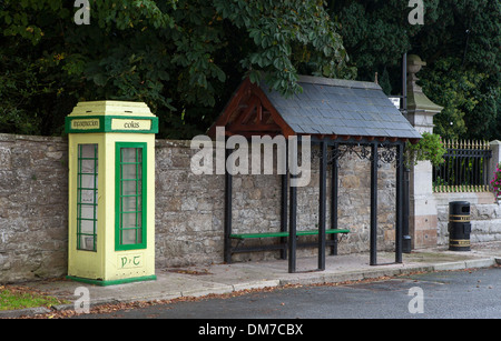 Vieux téléphone irlandais de style fort, abri bus dans petit village dans l'Irlande rurale. Banque D'Images