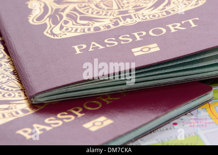 Close up de deux passeports Royaume-uni sur une carte Banque D'Images