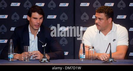 Prague, République tchèque. 12 décembre 2013. Le numéro un mondial Rafael Nadal joueur de tennis d'Espagne (à gauche) et l'équipe nationale de football brésilien ancien joueur Ronaldo sont observés au cours d'une conférence de presse avant l'EPT PokerStars caritatives à Prague, en République tchèque, le 12 décembre 2013. (CTK Photo/Vit Simanek/Alamy Live News) Banque D'Images