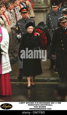 8 novembre 1998 - Londres, Grande-Bretagne - 08/11/98 CÉNOTAPHE,WHITEHALL.LA REINE.(LE JOUR DU SOUVENIR-Image Crédit : © Globe Photos/ZUMAPRESS.com) Banque D'Images