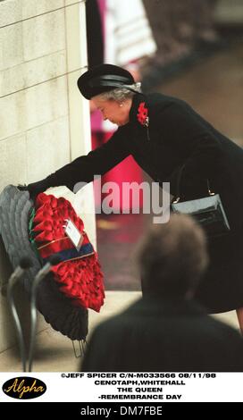 8 novembre 1998 - Londres, Grande-Bretagne - 08/11/98 CÉNOTAPHE,WHITEHALL.LA REINE.(LE JOUR DU SOUVENIR-Image Crédit : © Globe Photos/ZUMAPRESS.com) Banque D'Images