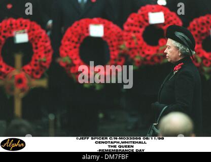 8 novembre 1998 - Londres, Grande-Bretagne - 08/11/98 CÉNOTAPHE,WHITEHALL.LA REINE.(LE JOUR DU SOUVENIR-Image Crédit : © Globe Photos/ZUMAPRESS.com) Banque D'Images