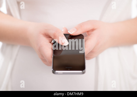 Close-up of female hands en utilisant l'écran tactile smart mobile phone Banque D'Images