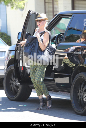 Gwen Stefani en vert pantalon baggy vérifié lors d'une manucure à Beverly Hills Los Angeles Californie - 01.09.12 Banque D'Images