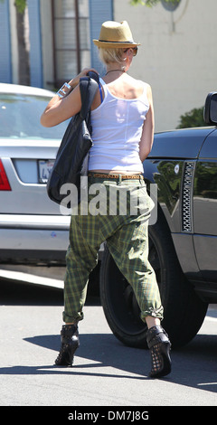 Gwen Stefani en vert pantalon baggy vérifié lors d'une manucure à Beverly Hills Los Angeles Californie - 01.09.12 Banque D'Images