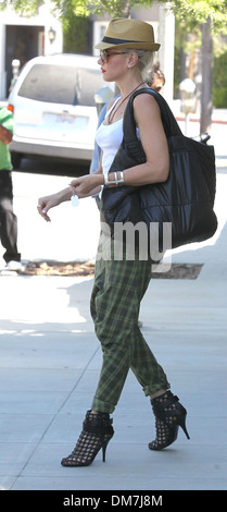 Gwen Stefani en vert pantalon baggy vérifié lors d'une manucure à Beverly Hills Los Angeles Californie - 01.09.12 Banque D'Images