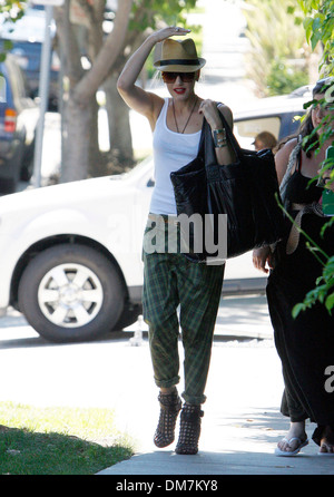 Gwen Stefani en vert pantalon baggy vérifié lors d'une manucure à Beverly Hills Los Angeles Californie - 01.09.12 Banque D'Images