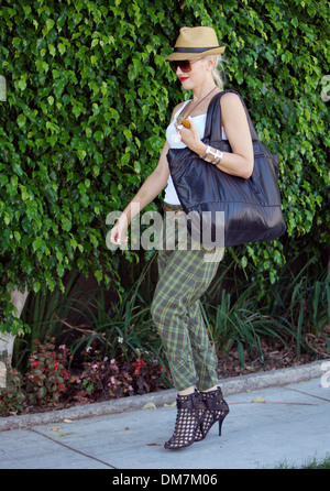 Gwen Stefani en vert pantalon baggy vérifié lors d'une manucure à Beverly Hills Los Angeles Californie - 01.09.12 Banque D'Images