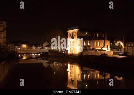 Vue de nuit sur la rivière Witham, White Hart Hotel Du Pont de la vieille ville et à Boston UK. Banque D'Images