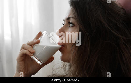 Berlin, Allemagne. 09Th Nov, 2013. Une jeune femme boit un verre de lait à Berlin, Allemagne, 02 décembre 2013. Photo : Jens Kalaene - MODÈLE LIBÉRÉ/dpa/Alamy Live News Banque D'Images