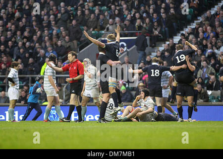 Londres, Royaume-Uni. Dec 12, 2013. Comme l'arbitre pour l'époque, Oxford célèbrent leur victoire à l'équipe universitaire de Rugby Match entre Oxford et Cambridge à partir du stade de Twickenham. Credit : Action Plus Sport/Alamy Live News Banque D'Images