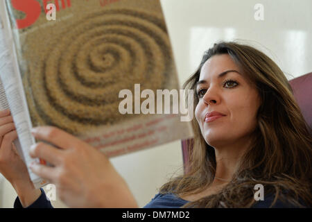 Berlin, Allemagne. 09Th Nov, 2013. Une jeune femme lit un magazine en Berlin, Allemagne, 02 décembre 2013. Photo : Jens Kalaene - MODÈLE LIBÉRÉ/dpa/Alamy Live News Banque D'Images