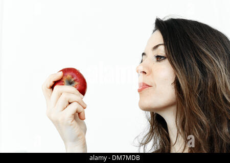 Berlin, Allemagne. 09Th Nov, 2013. Une jeune femme mange une pomme rouge à Berlin, Allemagne, 02 décembre 2013. Photo : Jens Kalaene - MODÈLE LIBÉRÉ/dpa/Alamy Live News Banque D'Images