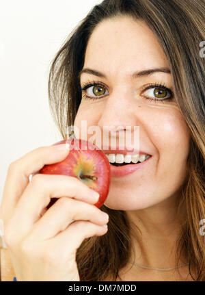 Berlin, Allemagne. 09Th Nov, 2013. Une jeune femme mange une pomme rouge à Berlin, Allemagne, 02 décembre 2013. Photo : Jens Kalaene - MODÈLE LIBÉRÉ/dpa/Alamy Live News Banque D'Images