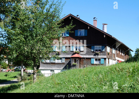 Ferme dans l'Allgaeu près de Oberstaufen. Banque D'Images