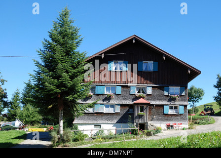 Ferme dans l'Allgaeu près de Oberstaufen. Banque D'Images