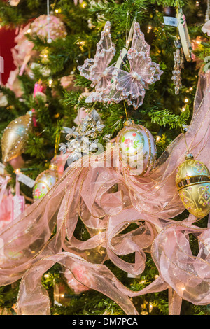 L'or et des décorations de Noël rose et ruban rose, sur une riche décoration arbre de Noël Banque D'Images