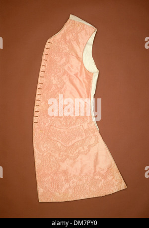 Ce gilet pour homme met en valeur la mode de la fin du XVIIIe siècle, caractérisée par un design sur mesure et des matières riches. C'est un exemple de vêtements habillés pour hommes pendant la période, mettant l'accent sur le style et la sophistication. Banque D'Images