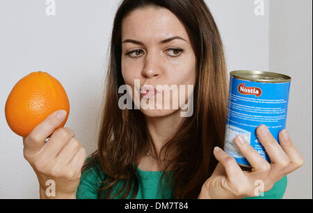 Berlin, Allemagne. 09Th Nov, 2013. Un jeune avec une orange et une boîte de fruits est photographié à Berlin, Allemagne, 02 décembre 2013. Photo : Jens Kalaene - MODÈLE LIBÉRÉ/dpa/Alamy Live News Banque D'Images