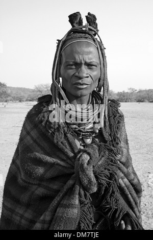 La tribu Himba Femme en costume traditionnel, la rivière Kunene, Namibie, Afrique Banque D'Images