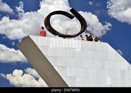 Brésil, Brasilia, flamme éternelle, Oscar Niemeyer, Voyage, tourisme, architecture, Tancredo Neves Memorial, mémoire, capitale du pays, ville, ville, vue, feu, feu éternel, l'architecture à Brasilia, vue, haut de l'Tancredo Neves Memorial, la conception, les touristes Banque D'Images