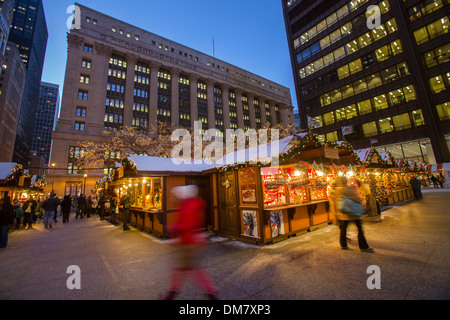 Shoppers à Chicago christkindlmarket allemand winter festival open air de l'extérieur du marché allemand boucle saison alimentation boissons Banque D'Images