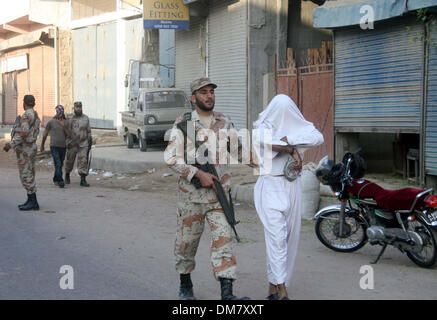 Karachi, Pakistan. Dec 12, 2013. Rangers canadiens détenus suspects lors de l'opération après l'attentat a eu lieu dans la région de Karachi Landhi 89 le Jeudi, Décembre 12, 2013. L'explosion a eu lieu à Landhi près d'un Rangers mobile. Il a été signalé que trois à cinq kilos d'explosifs ont été plantés dans une moto à proximité du véhicule. Un personnel Rangers tués et cinq autres blessés dans l'explosion d'une bombe contrôlée à distance. Selon les premières informations, deux des Rangers étaient dans un état critique. Credit : Asianet-Pakistan/Alamy Live News Banque D'Images