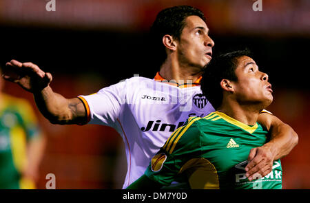 Valence, Espagne. Dec 12, 2013. Defender Ricardo Costa de Valencia CF (L) et Melgarejo de Kuban Krasnodar Suivez la balle pendant le match de Ligue Europa entre Valence et Kuban Krasnodar au stade Mestalla, Valence : Action Crédit Plus Sport/Alamy Live News Banque D'Images