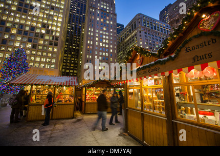 Shoppers à Chicago christkindlmarket allemand winter festival open air de l'extérieur du marché allemand boucle saison alimentation boissons Banque D'Images