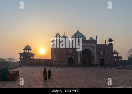 La superbe architecture indo-islamique du Taj Mahal est complétée par la lumière douce du lever du soleil sur le palais à Agra, en Inde. Banque D'Images