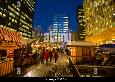 Shoppers à Chicago christkindlmarket allemand winter festival open air de l'extérieur du marché allemand boucle saison alimentation boissons Banque D'Images