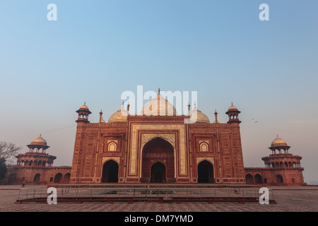 La superbe architecture indo-islamique du Taj Mahal est complétée par la lumière douce du lever du soleil sur le palais à Agra, en Inde. Banque D'Images