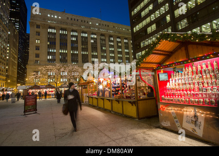 Shoppers à Chicago christkindlmarket allemand winter festival open air de l'extérieur du marché allemand boucle saison alimentation boissons Banque D'Images