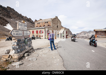 Mototorcyclists au Col d'Iseran col près de Val d'Isère, Savoie, France Banque D'Images