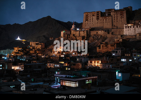 Leh Palace est situé sur la ville de Leh au Ladakh. Shanti Stupa brille sur le flanc de l'himalaya. Une ville du bouddhisme tibétain. Banque D'Images