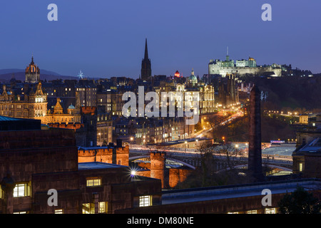Le château d'Édimbourg et de la cathédrale de nuit vu de Calton Hill Banque D'Images